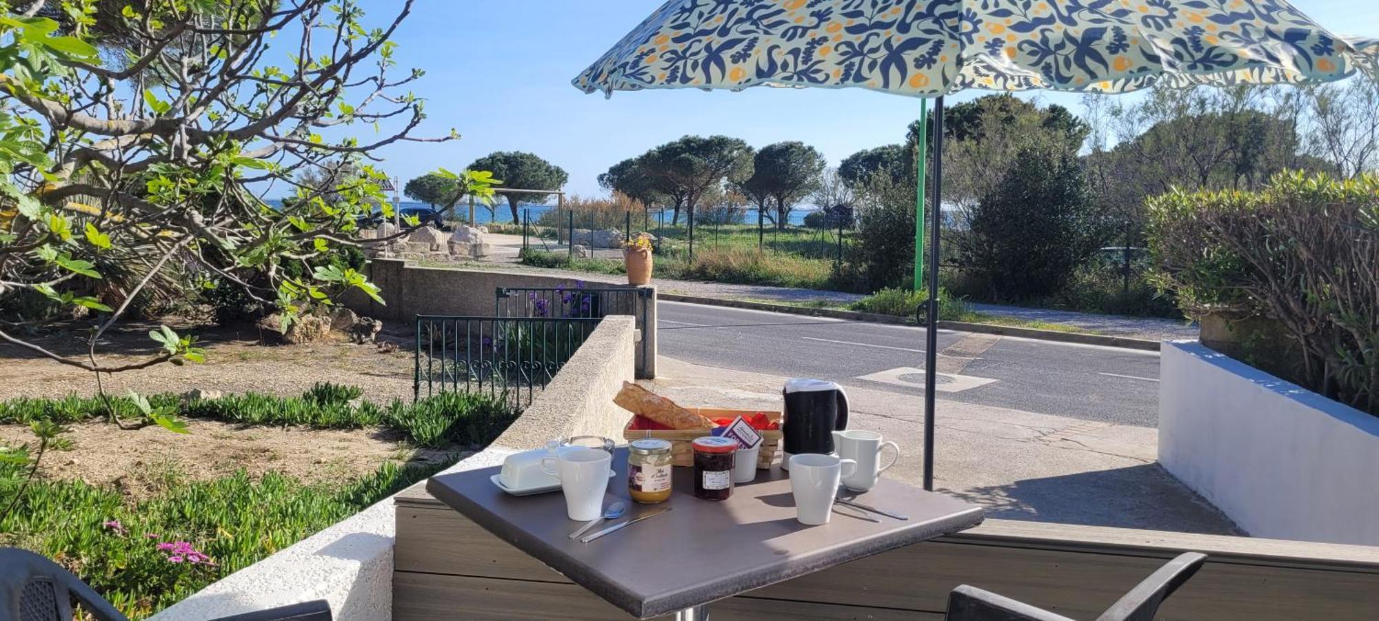 Meze Avec Vue Face A L'Etang Villa Buitenkant foto